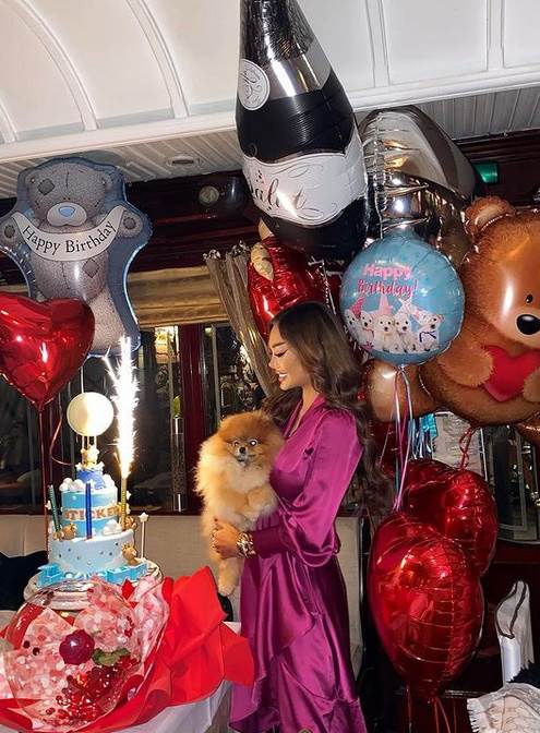 ana korac pas rucak u restoranu