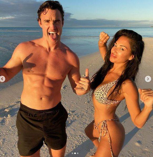 nikol sercinger tom evans seksi poklon dan zaljubljenih