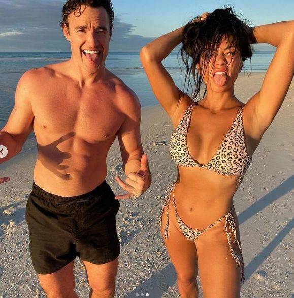 nikol sercinger tom evans seksi poklon dan zaljubljenih