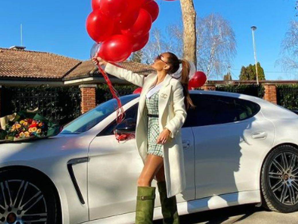 ana korac pas rucak u restoranu