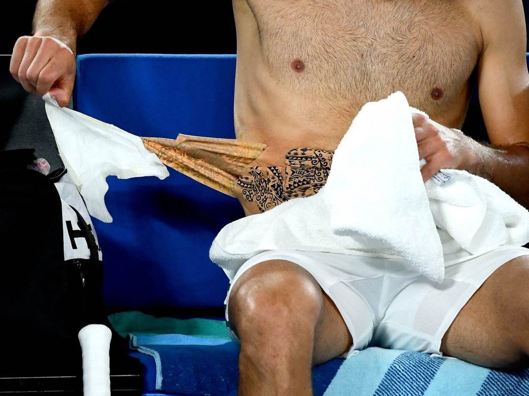 novak djokoic povreda flaster zavoj stomak australijan open foto