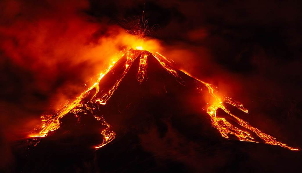 etna italija vulkan lava snimci