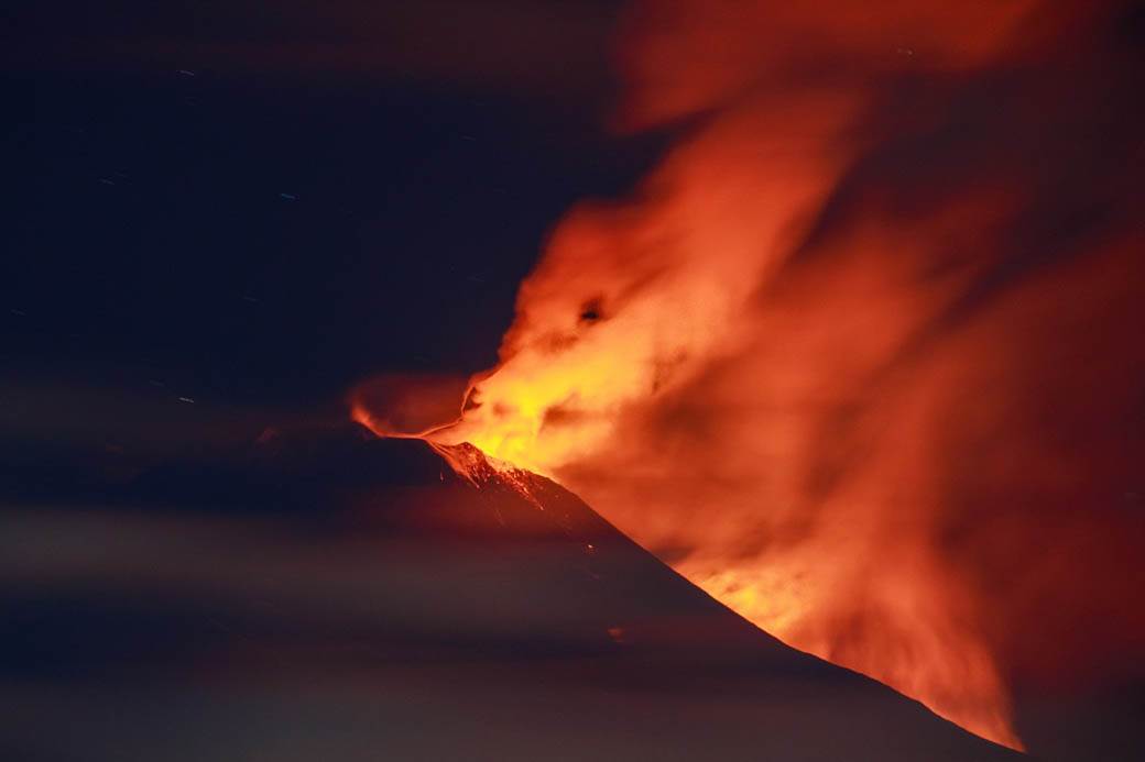 etna italija vulkan lava snimci