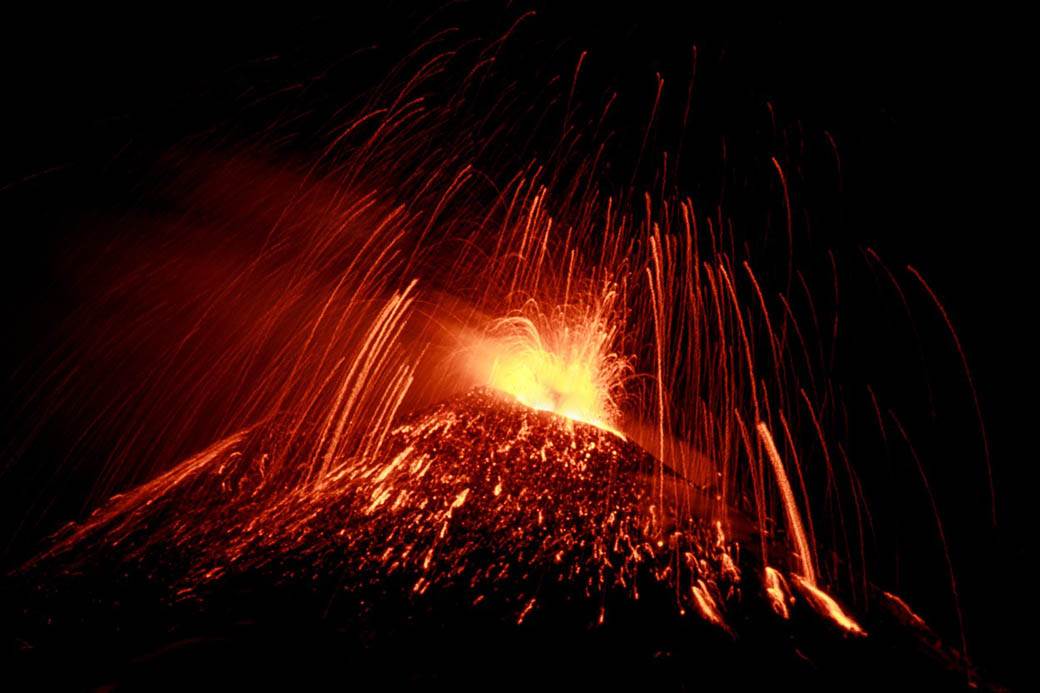 etna italija vulkan lava snimci