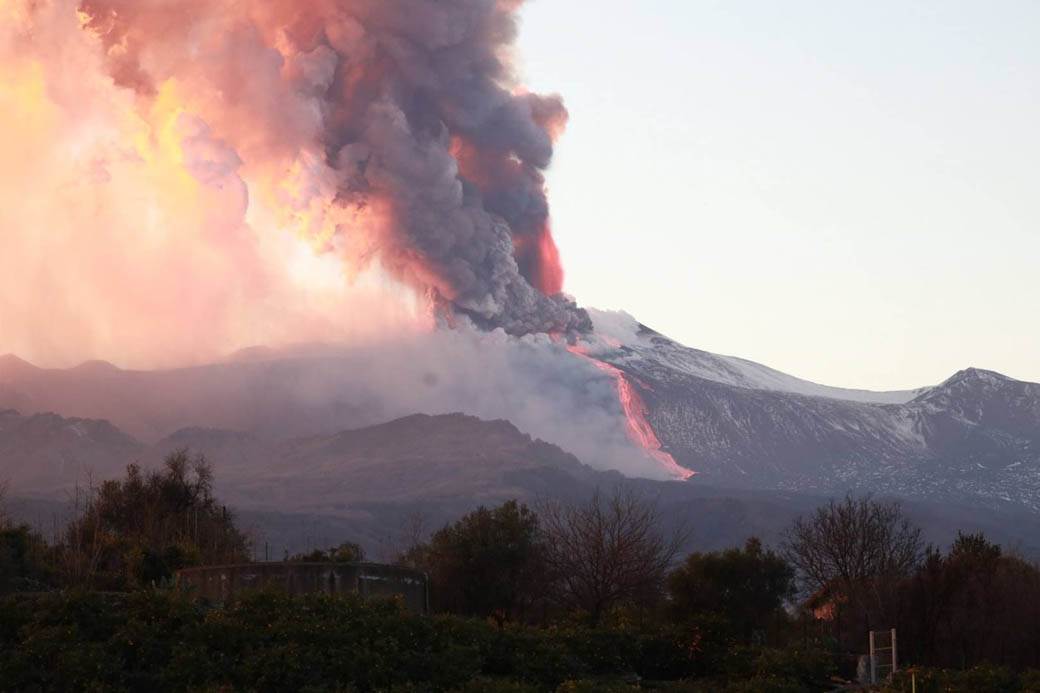 etna italija vulkan lava snimci