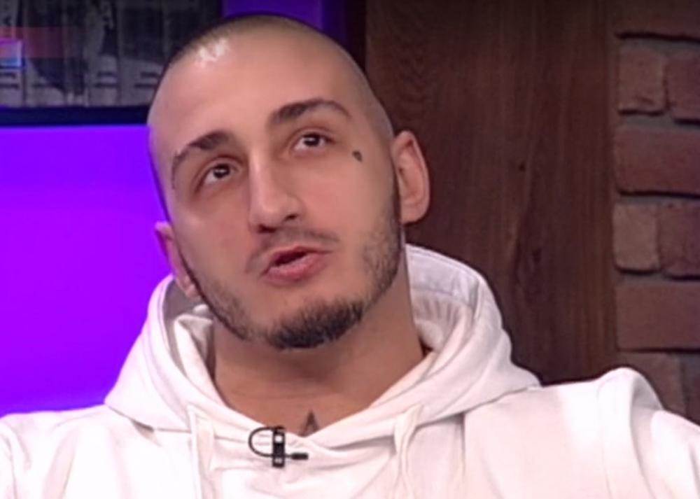 Gastoz poljubio Vuka Moba u usta