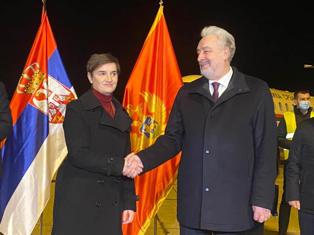 srbija crna gora vakcina korona virus donacija avion sleteo na aerodrom video snimak