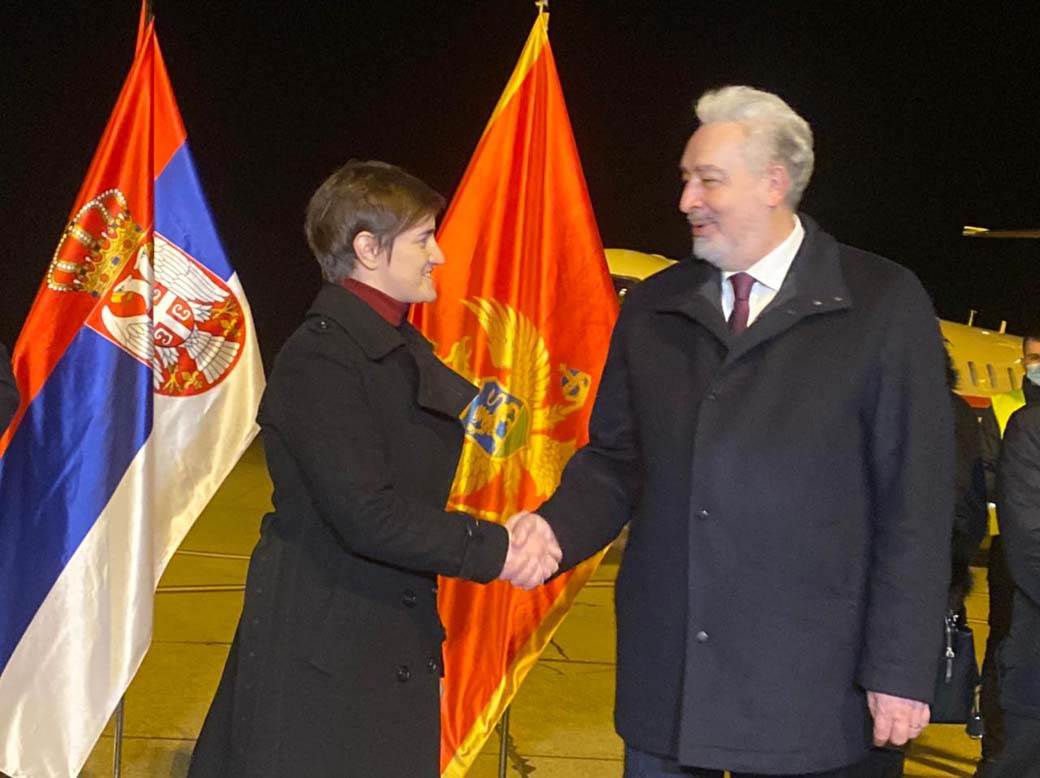 srbija crna gora vakcina korona virus donacija avion sleteo na aerodrom video snimak