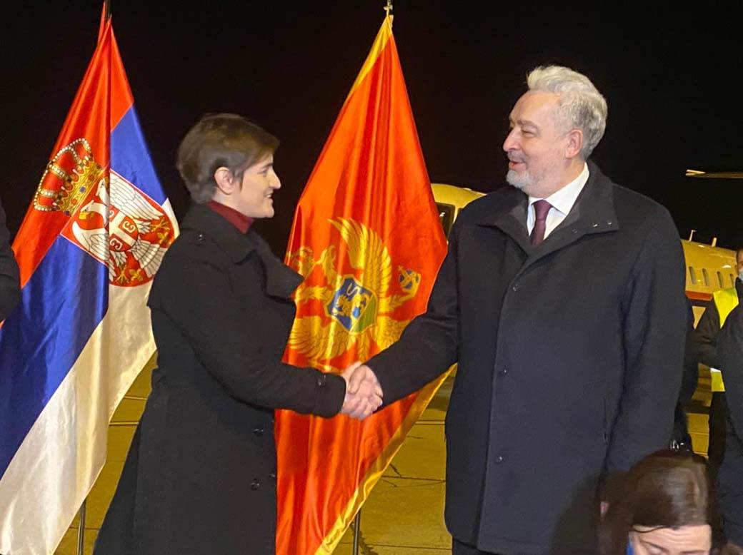 srbija crna gora vakcina korona virus donacija avion sleteo na aerodrom video snimak