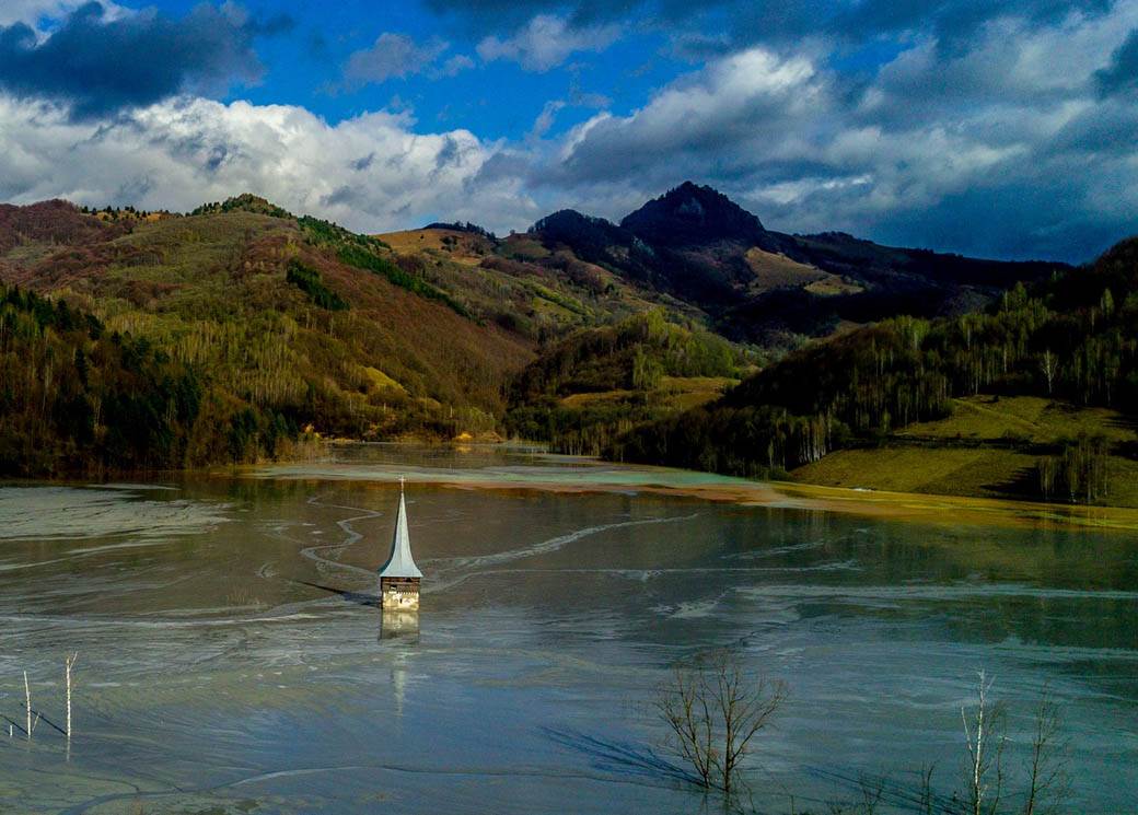 zagadjenje jezero zuta voda rudnik bakra rumunija fotografije