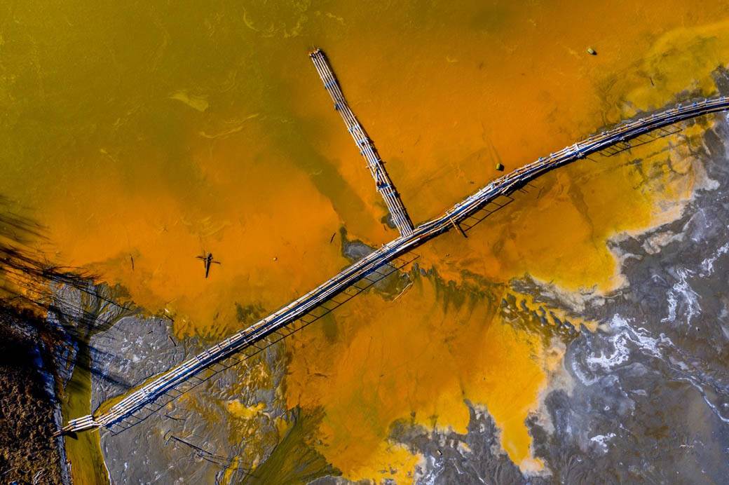 zagadjenje jezero zuta voda rudnik bakra rumunija fotografije