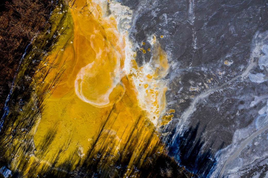zagadjenje jezero zuta voda rudnik bakra rumunija fotografije