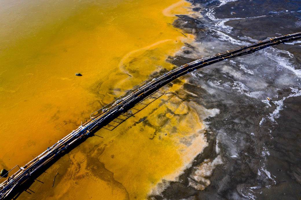 zagadjenje jezero zuta voda rudnik bakra rumunija fotografije