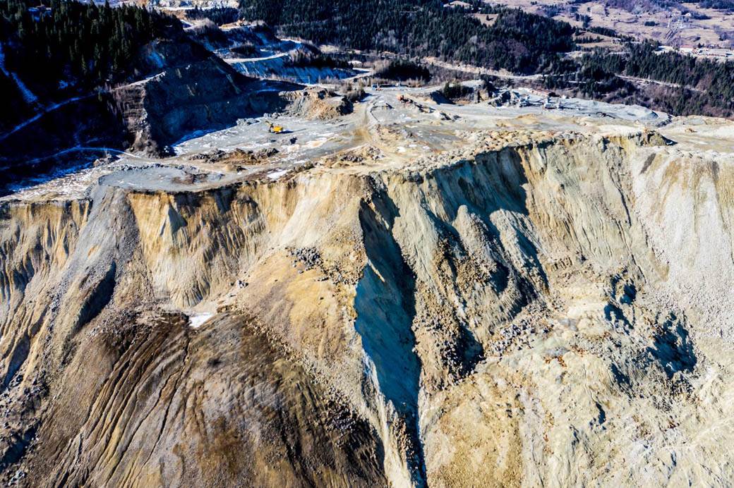 zagadjenje jezero zuta voda rudnik bakra rumunija fotografije