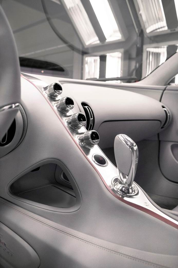 bugatti chiron luksuzni automobil najskuplji auto dan zaljubljenih