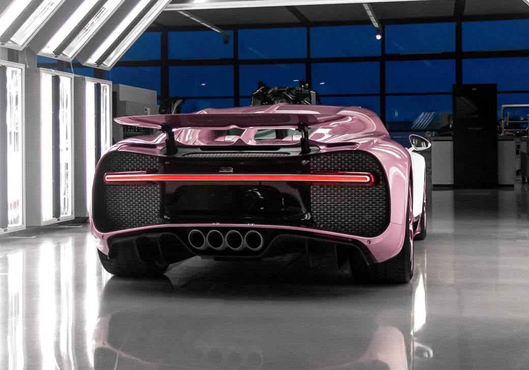 bugatti chiron luksuzni automobil najskuplji auto dan zaljubljenih