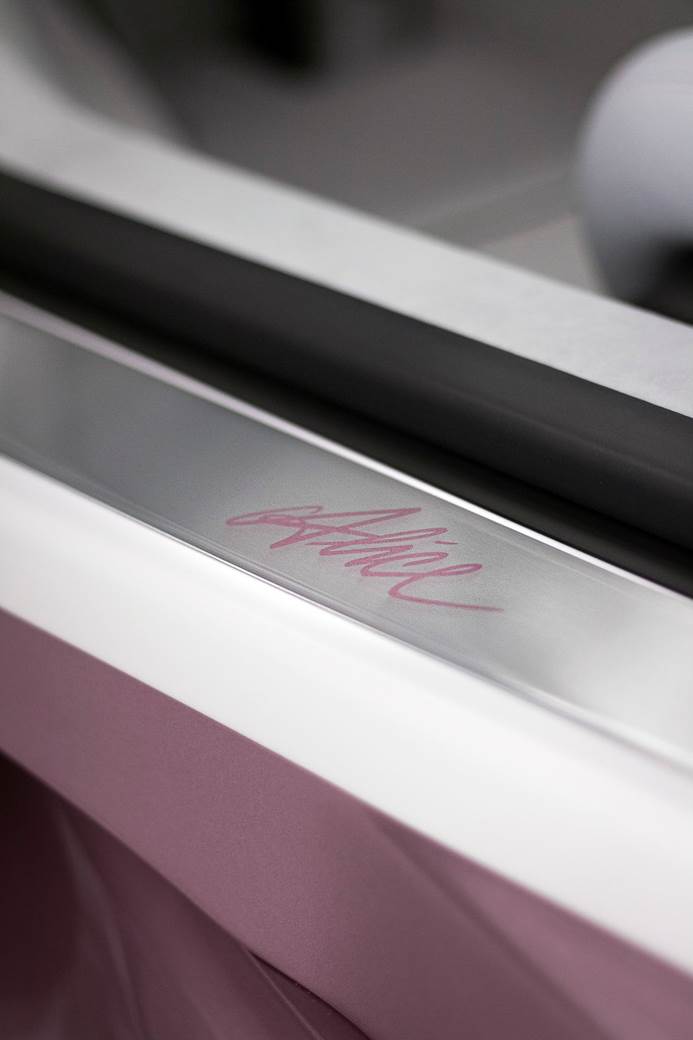 bugatti chiron luksuzni automobil najskuplji auto dan zaljubljenih