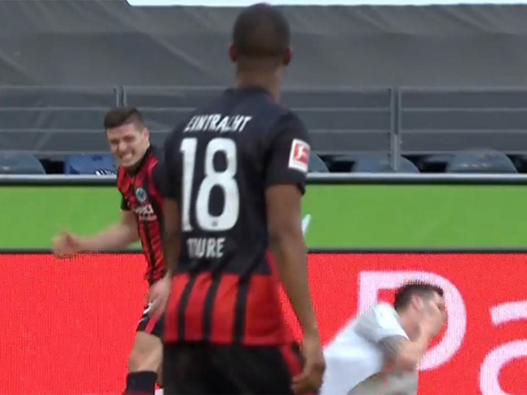 luka jovic povreda sudar krvava glava niklas zile ajntraht bajern bundesliga