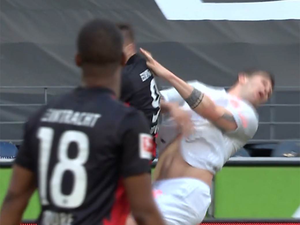 luka jovic povreda sudar krvava glava niklas zile ajntraht bajern bundesliga