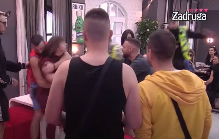 zadruga tara miljanu udarila pesnicom u glavu video