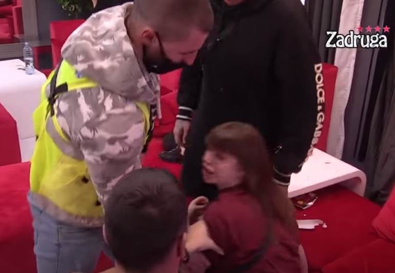 zadruga tara miljanu udarila pesnicom u glavu video