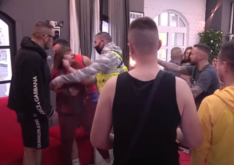 zadruga tara miljanu udarila pesnicom u glavu video