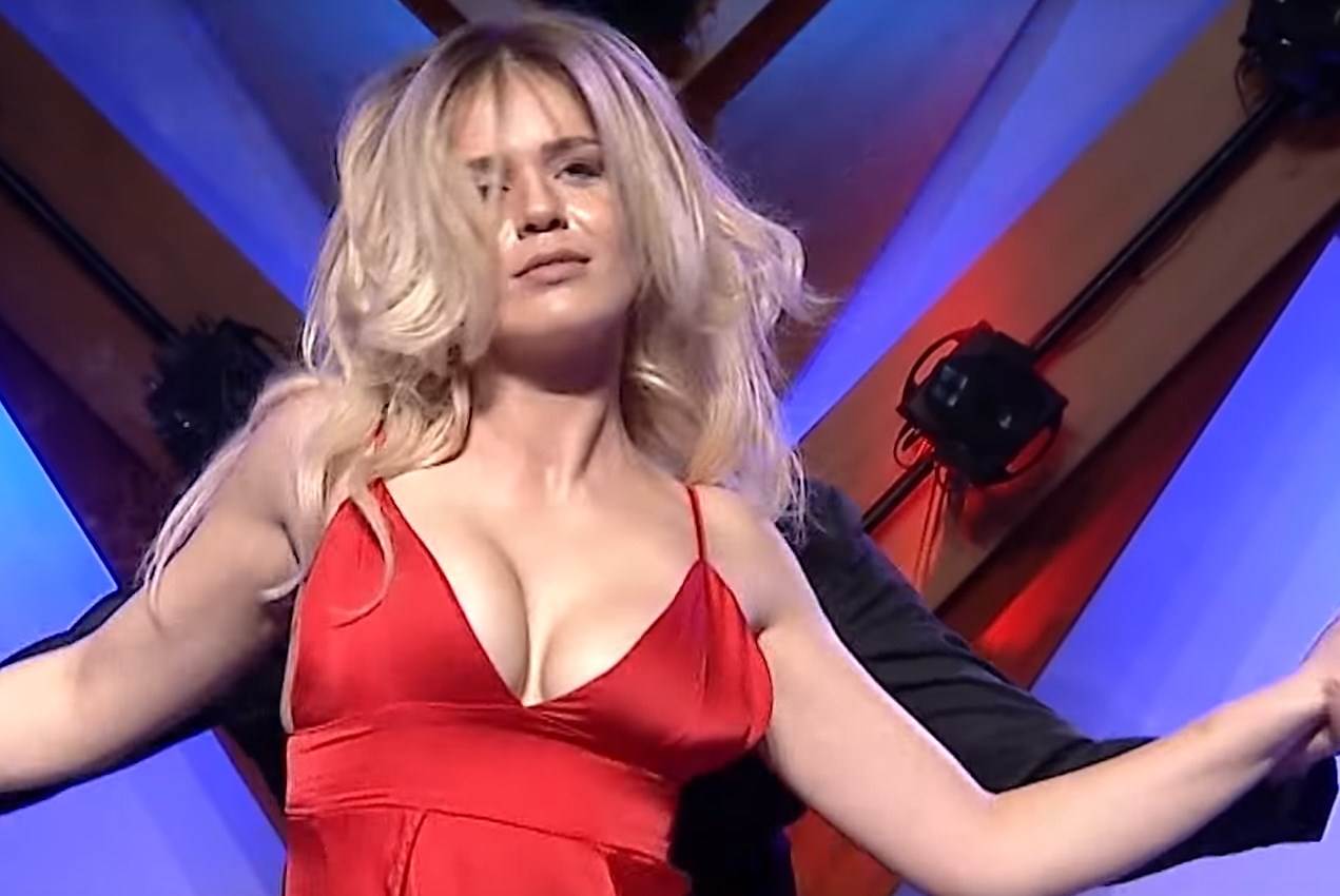 stanija dobrojevic kejvina ktela crvena haljina foto