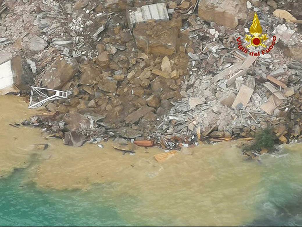 groblje kliziste italija kovceg pluta more fotografije