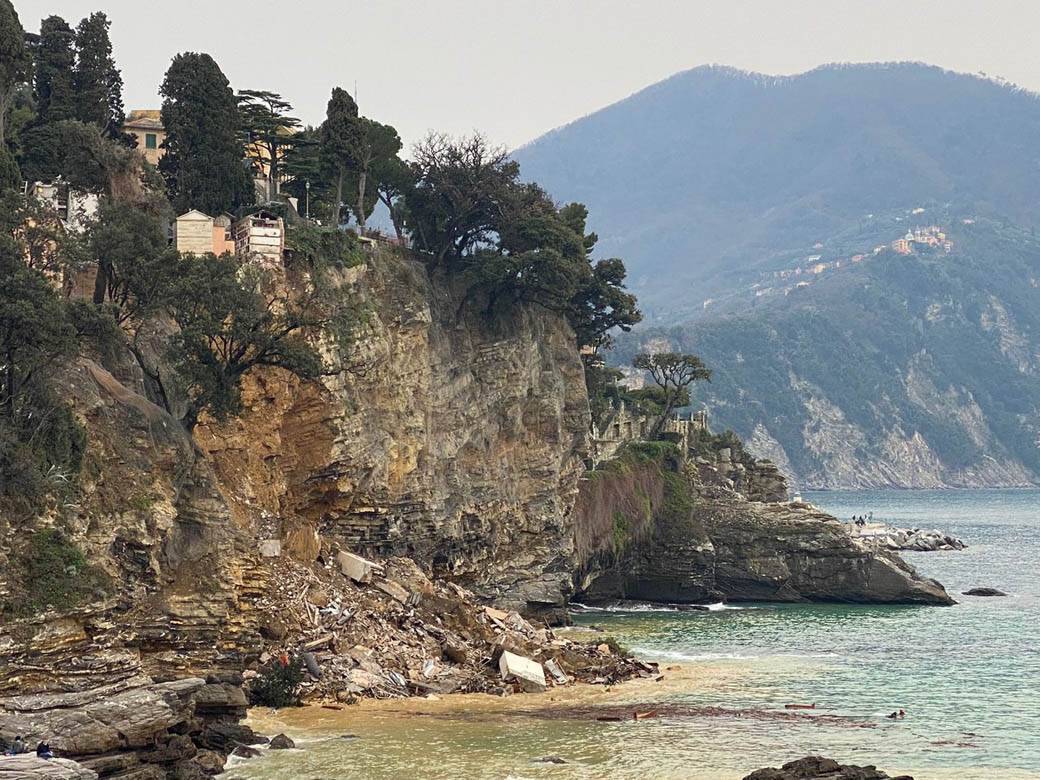 groblje kliziste italija kovceg pluta more fotografije