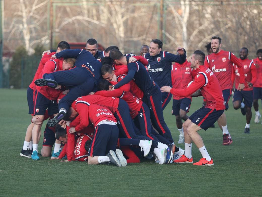 crvena zvezda doček milano navijaci delije bakljada fotografije