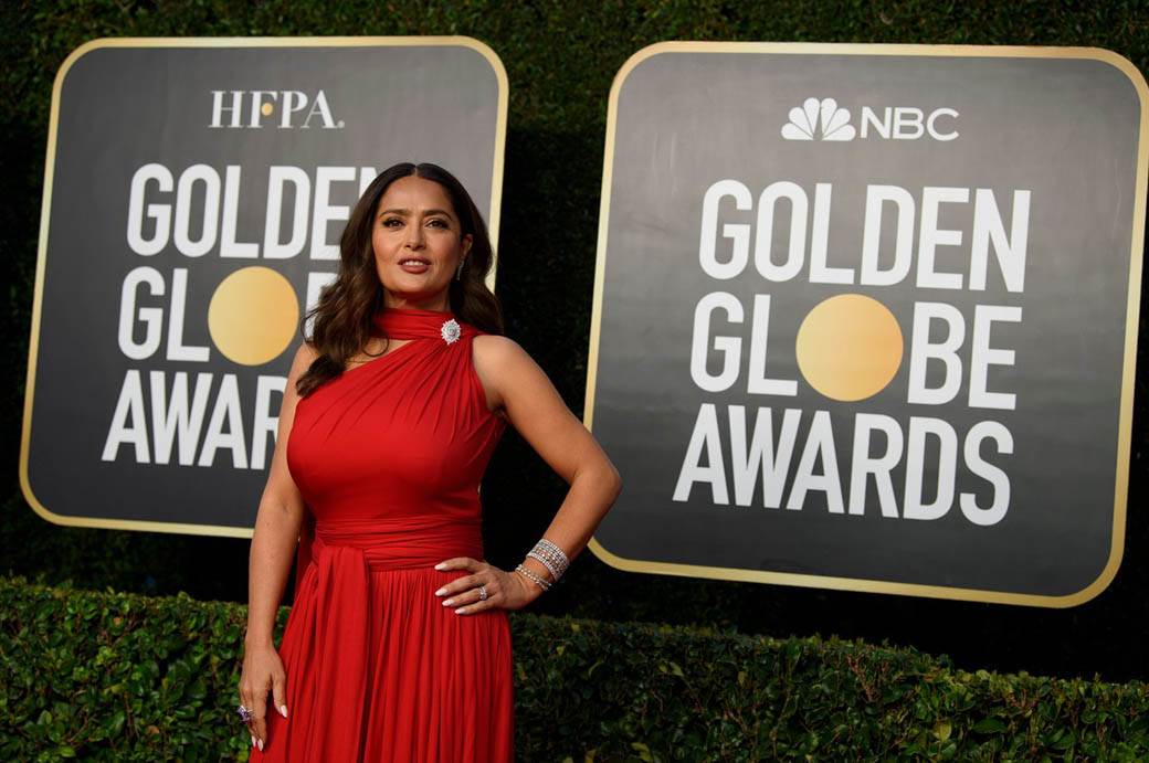 salma hajek grudi dekolte golden globes 2021 fotografije