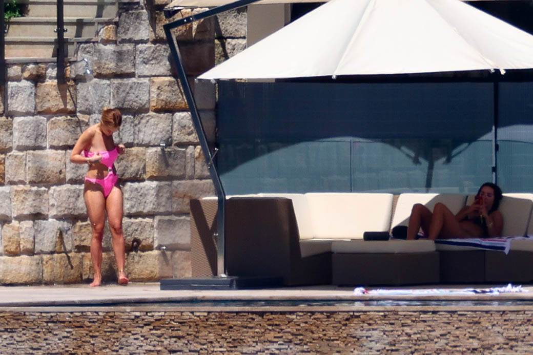 rita ora paparaco paparazzi bikini grudi plaza fotografije