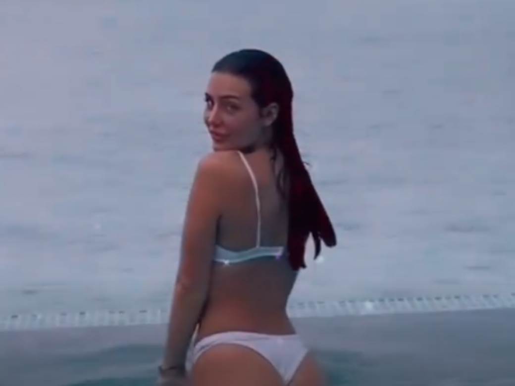 anastasija raznatovic u kupacem