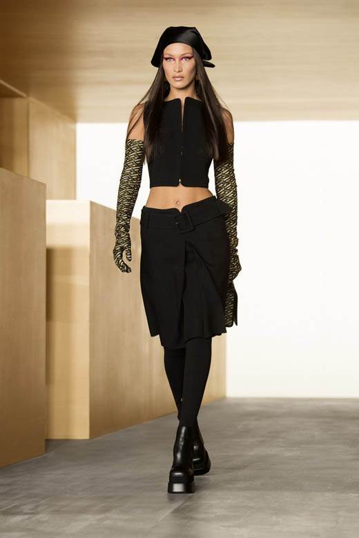 irina sajk bela hadid djidji versace milan modna revija fotografije