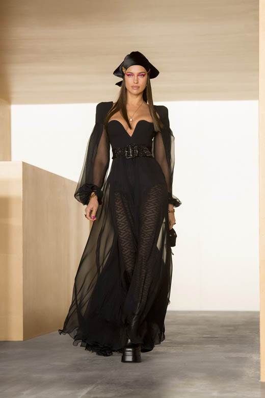 irina sajk bela hadid djidji versace milan modna revija fotografije