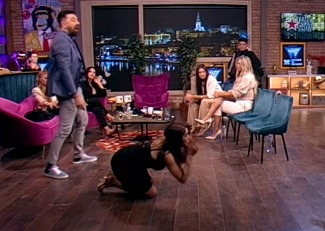 PORODICA JE SE ODREKLA ZBOG VEZE SA 19 GODINA STARIJIM: Pevačica otkrila da tri meseca nisu razgovarali s njom