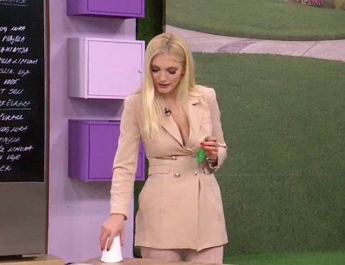 nikolina kovac duboki dekolte prirodne grudi emisija 