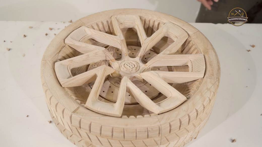 bugati automobil od drveta igračka