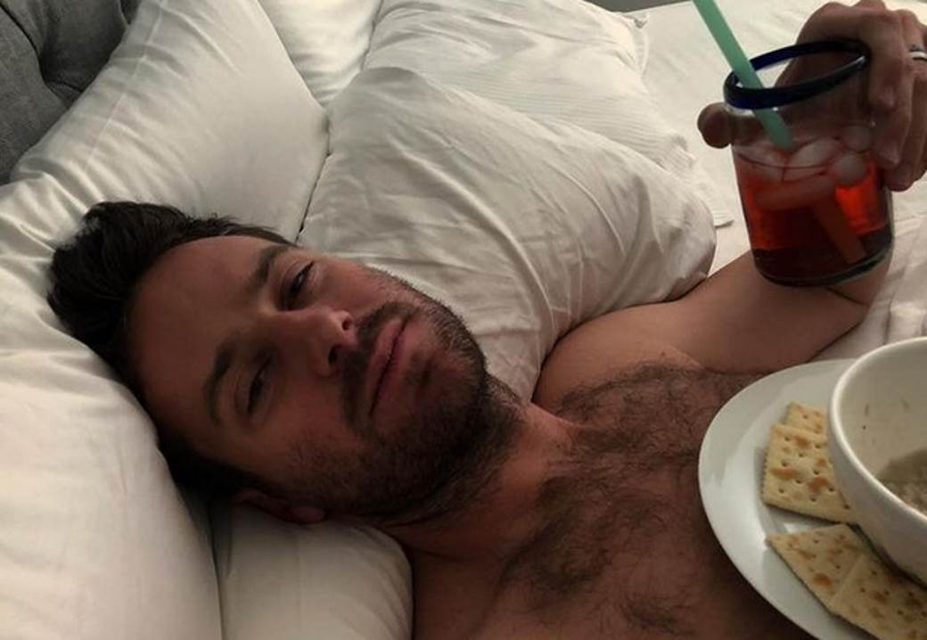 Glumac koji je hteo da pojede bivšu požalio se da nema više ni za benzin 