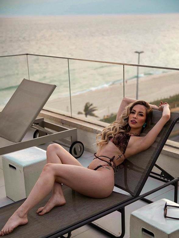 adrijano fudbaler dve devojke hotel brazil