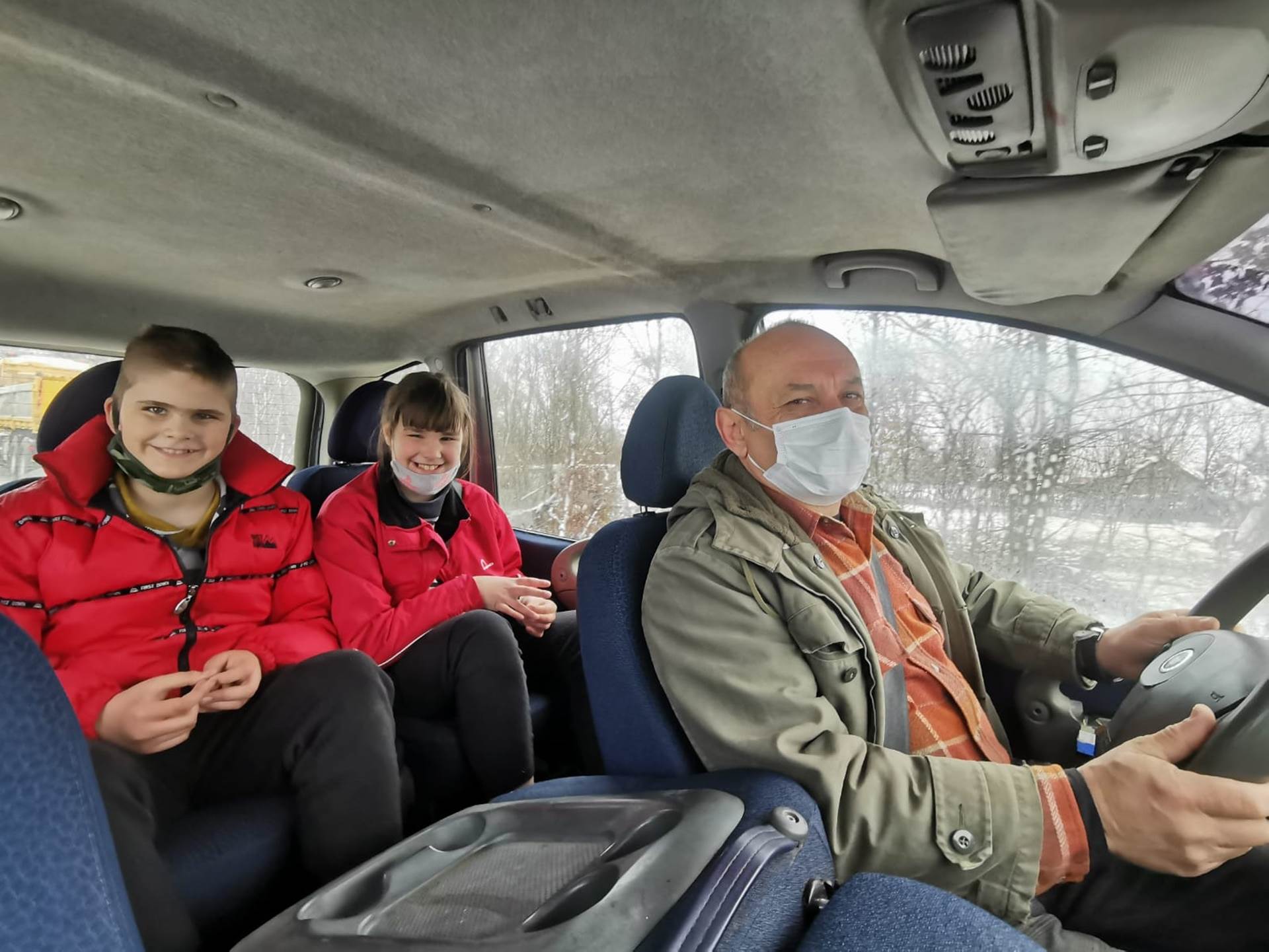 vozac taksija dejan lazarevic prevozi decu sa invaliditetom