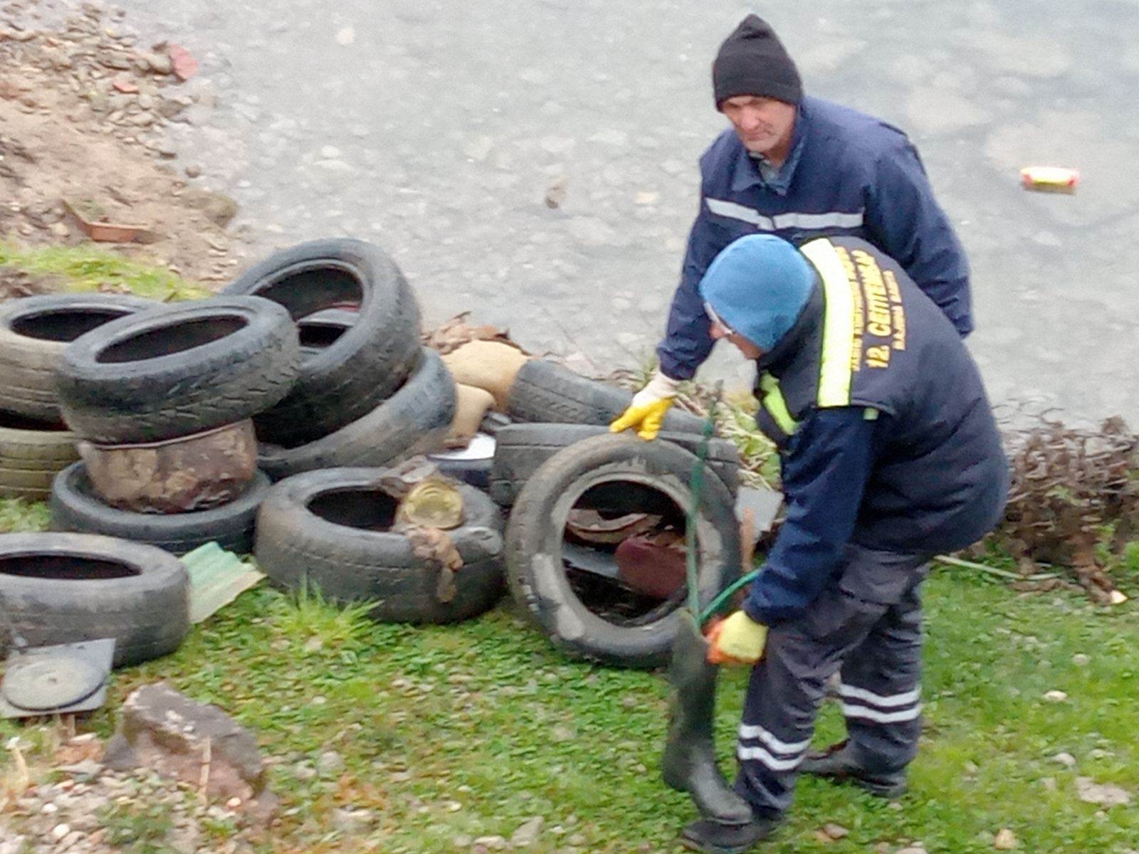 kucica na steni kuca na drini bajina basta smece bacene gume zagadjenje ciscenje