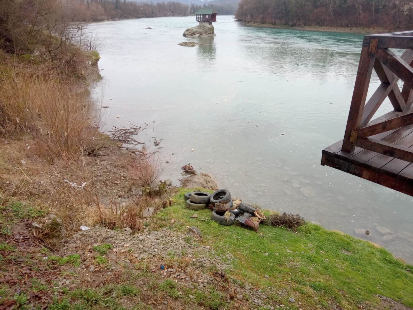 kucica na steni kuca na drini bajina basta smece bacene gume zagadjenje ciscenje