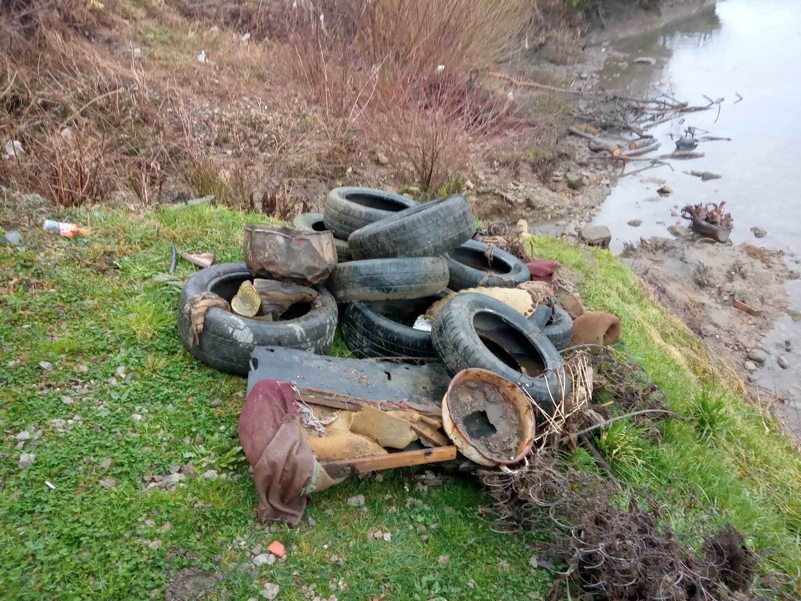 kucica na steni kuca na drini bajina basta smece bacene gume zagadjenje ciscenje