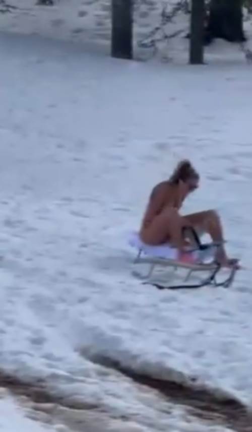 ljupka stevic iva grguric sankanje u kupaćim kostimima divcibare video