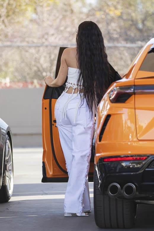 kajli dzener kylie jenner bez brushaltera automobili lamborghini urus fotografije