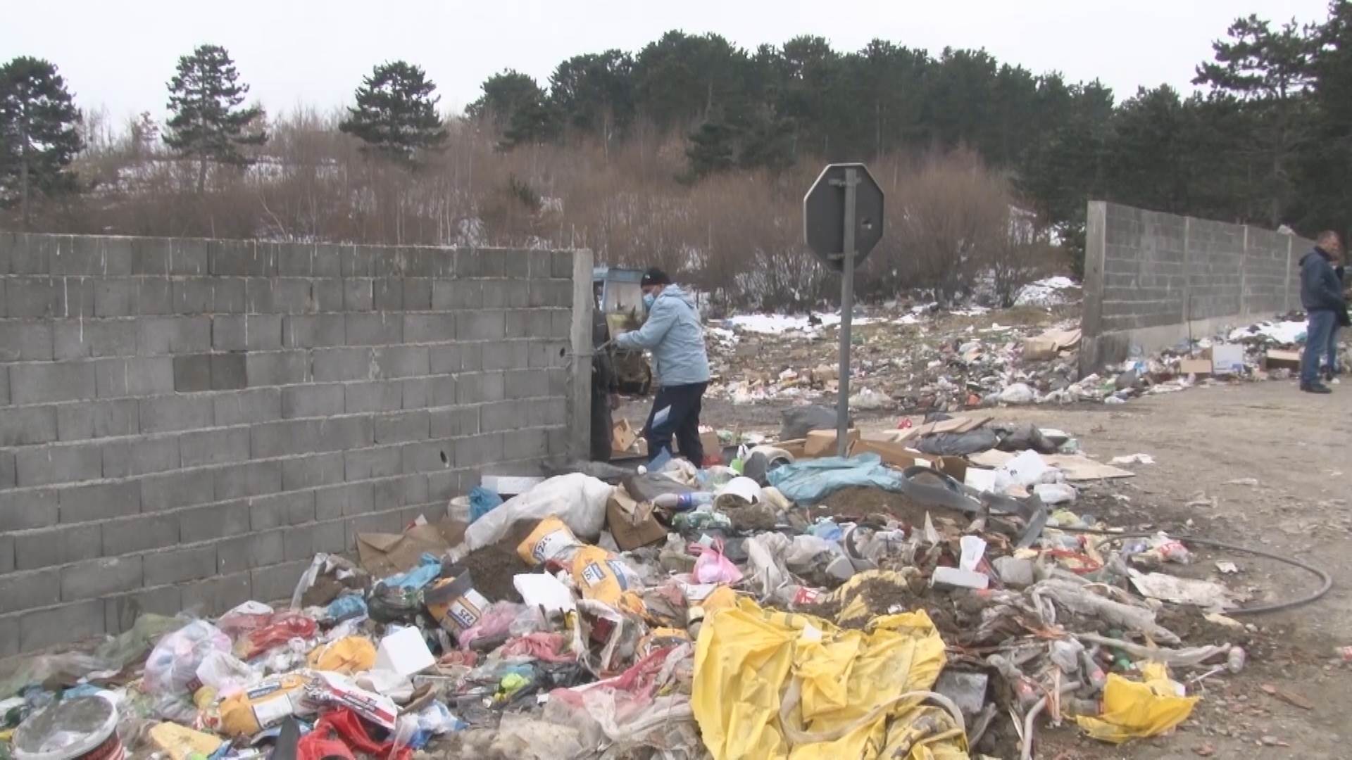 deponija govedjak smece sjenica mestani blokirali ulaz smrad psi lutalice otpad