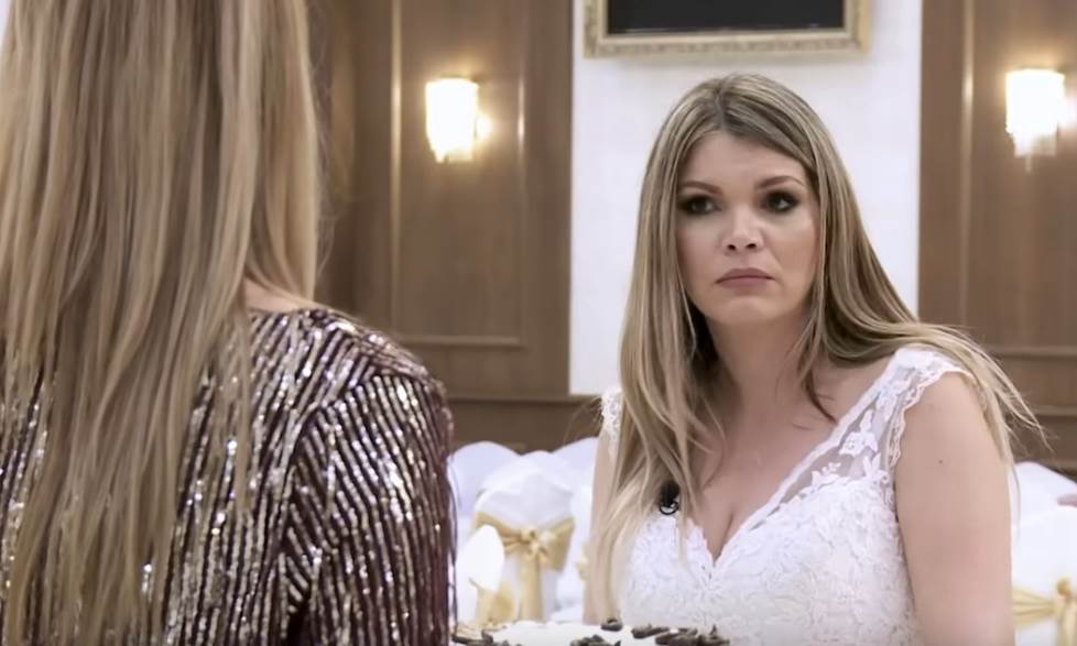 Mlada pobesnela i drala se na voditeljku