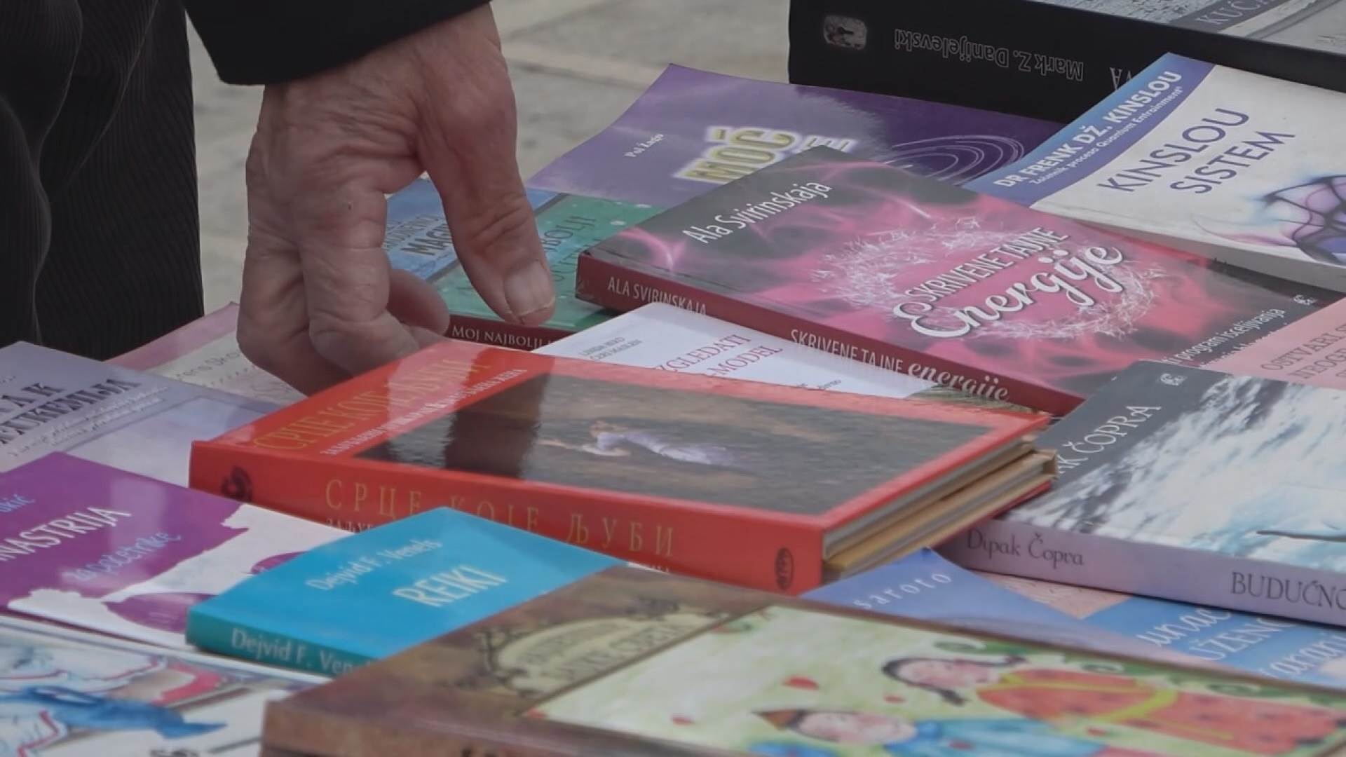 profesor knjizevnosti prodaje knjige na ulici humanitarna akcija