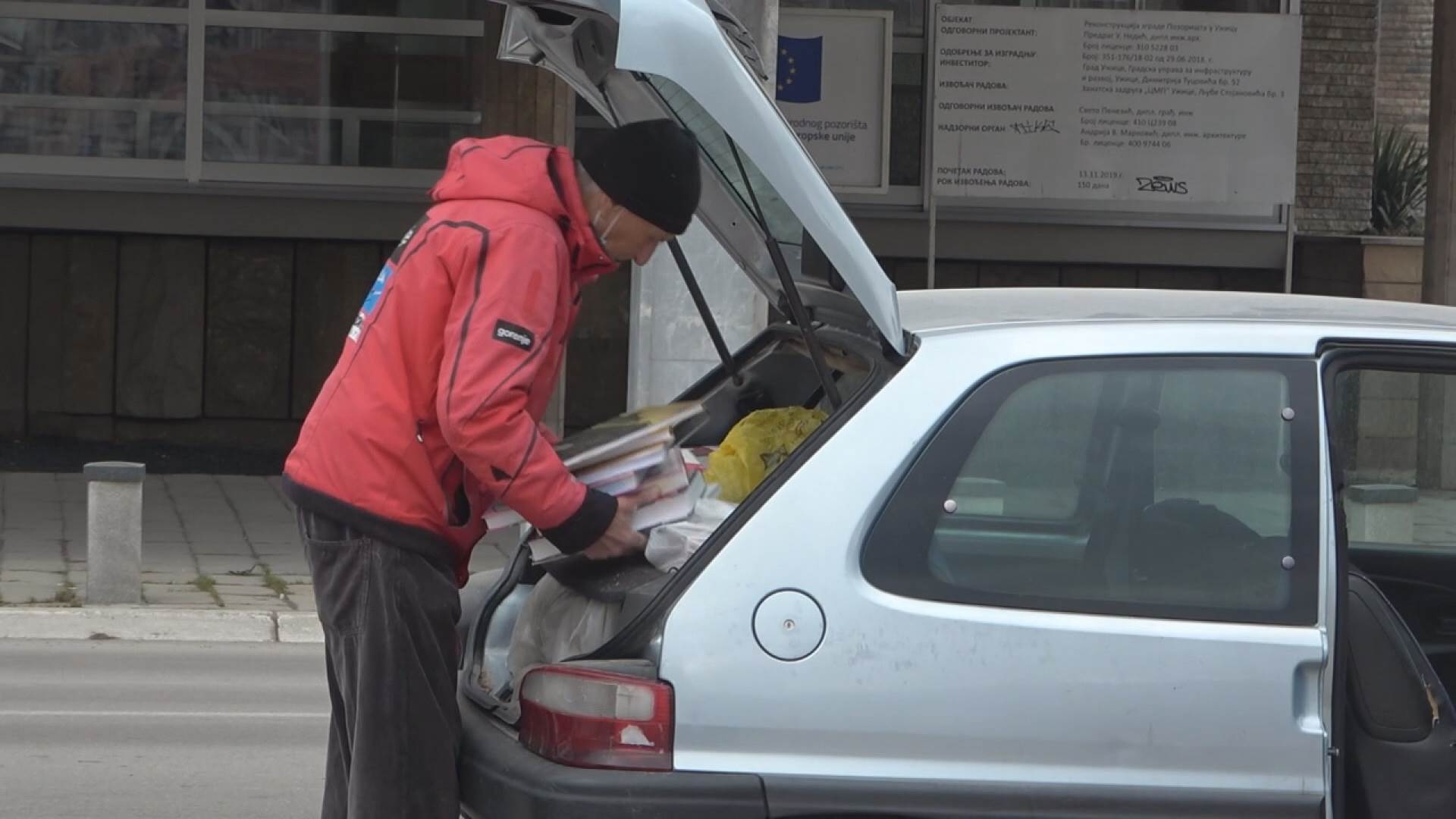 profesor knjizevnosti prodaje knjige na ulici humanitarna akcija